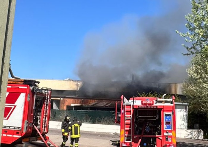 Modena, via Lussemburgo: a fuoco officina meccanica, colonna di fumo nella zona nord