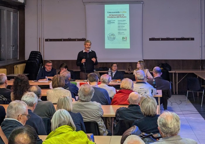 Modena, è successo ancora: il Pd censura il sindaco Mezzetti, all'incontro c'è ma è tagliato dalla galleria di foto