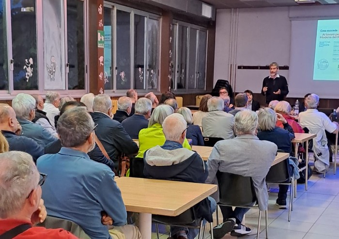 Modena, è successo ancora: il Pd censura il sindaco Mezzetti, all'incontro c'è ma è tagliato dalla galleria di foto