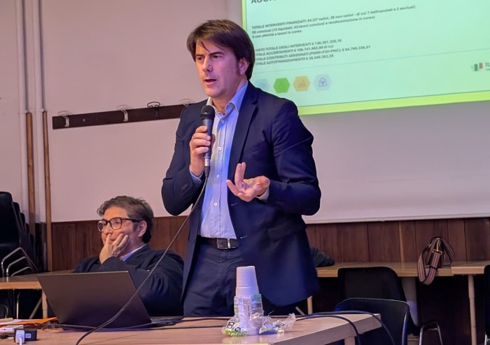 Modena, è successo ancora: il Pd censura il sindaco Mezzetti, all'incontro c'è ma è tagliato dalla galleria di foto