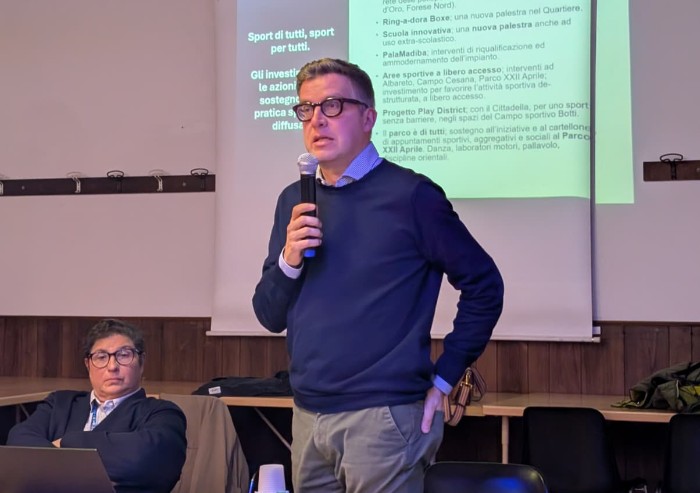 Modena, è successo ancora: il Pd censura il sindaco Mezzetti, all'incontro c'è ma è tagliato dalla galleria di foto