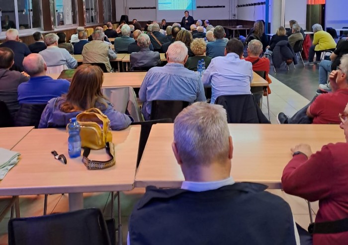 Modena, è successo ancora: il Pd censura il sindaco Mezzetti, all'incontro c'è ma è tagliato dalla galleria di foto