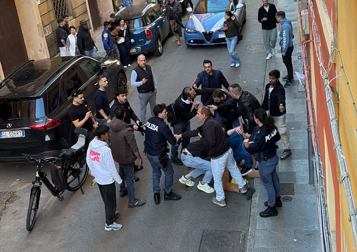 Modena, terrore in via Emilia: travolge otto pedoni, due gravissimi. 'Abbiamo visto le persone volare'