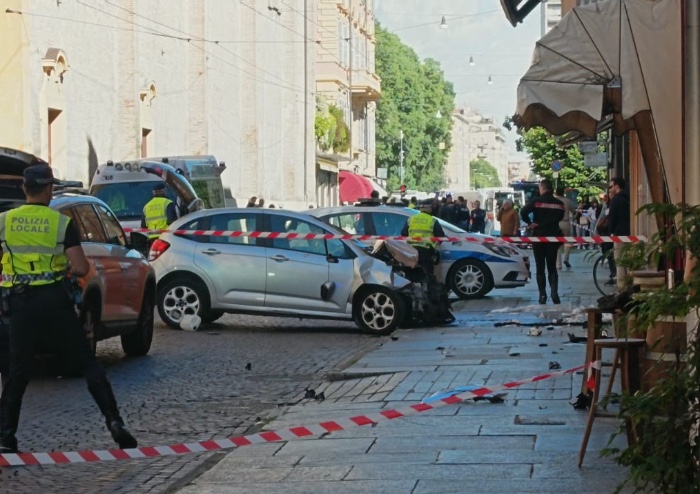 Modena, terrore in via Emilia: travolge otto pedoni, due gravissimi. 'Abbiamo visto le persone volare'