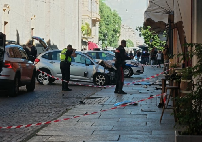 Modena, terrore in via Emilia: travolge otto pedoni, due gravissimi. 'Abbiamo visto le persone volare'