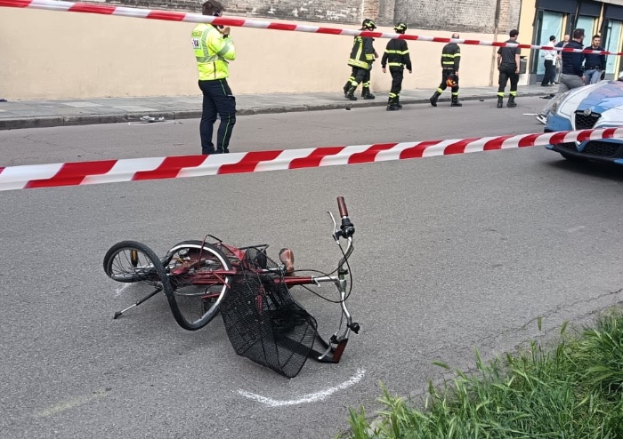Modena, terrore in via Emilia: travolge otto pedoni, due gravissimi. 'Abbiamo visto le persone volare'