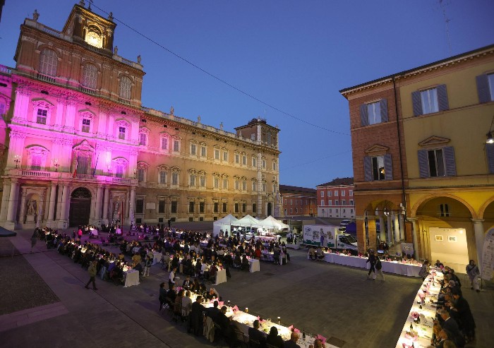 Modena, cena in piazza a quattro ore e a due passi dalla strage: Confcommercio rivendica la scelta