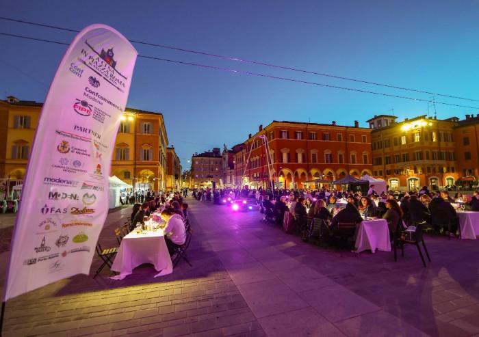 Modena, cena in piazza a quattro ore e a due passi dalla strage: Confcommercio rivendica la scelta