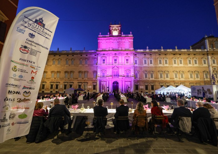 Modena, cena in piazza a quattro ore e a due passi dalla strage: Confcommercio rivendica la scelta