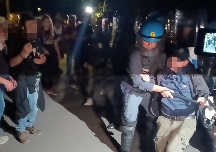 Due piazze di Modena, scontri tra i Centri sociali e Forza Nuova: interviene la Polizia