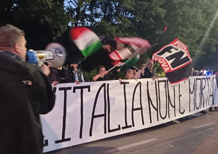 Due piazze di Modena, scontri tra i Centri sociali e Forza Nuova: interviene la Polizia