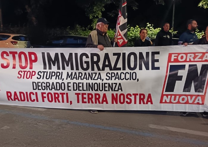 Due piazze di Modena, scontri tra i Centri sociali e Forza Nuova: interviene la Polizia