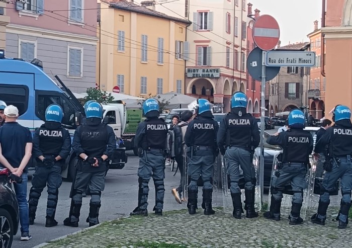 Due piazze di Modena, scontri tra i Centri sociali e Forza Nuova: interviene la Polizia
