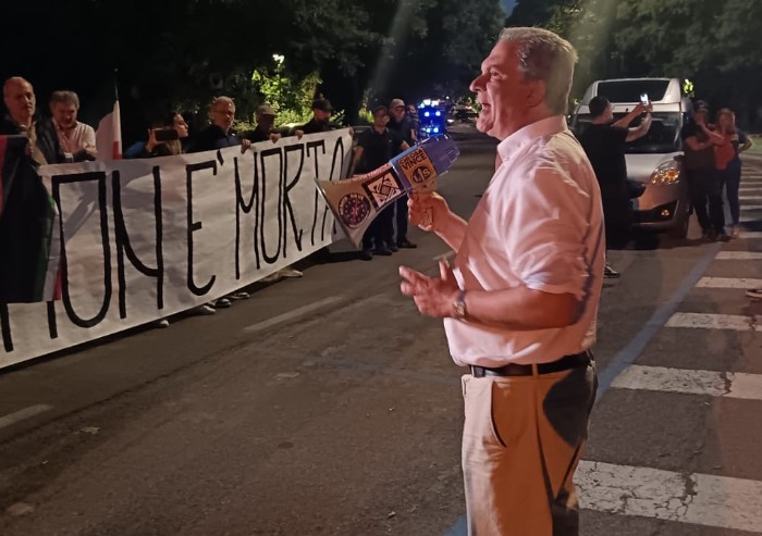Due piazze di Modena, scontri tra i Centri sociali e Forza Nuova: interviene la Polizia