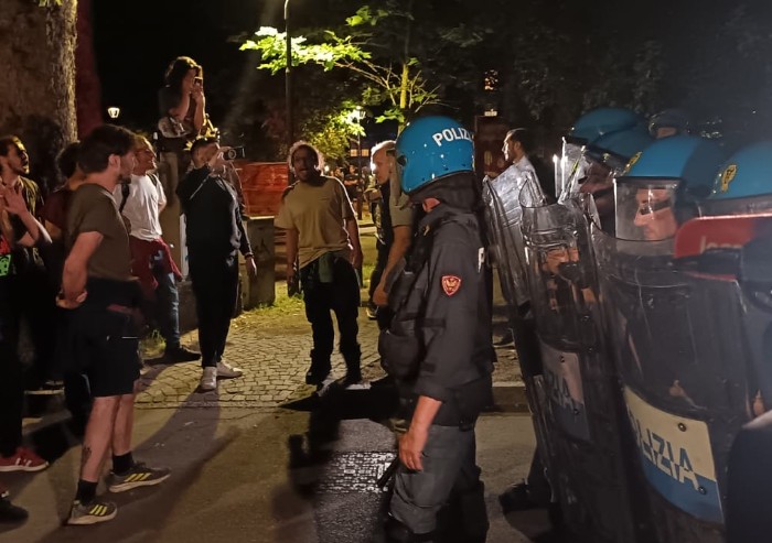 Due piazze di Modena, scontri tra i Centri sociali e Forza Nuova: interviene la Polizia