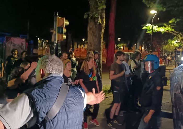 Due piazze di Modena, scontri tra i Centri sociali e Forza Nuova: interviene la Polizia