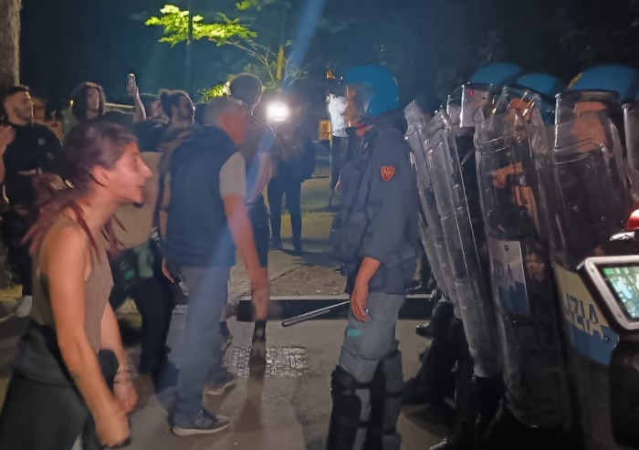 Due piazze di Modena, scontri tra i Centri sociali e Forza Nuova: interviene la Polizia