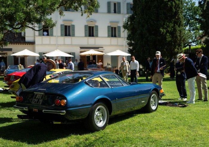 Cavallino Classic Modena omaggia le origini del Drake: show con 40 Ferrari a Casa Maria Luigia