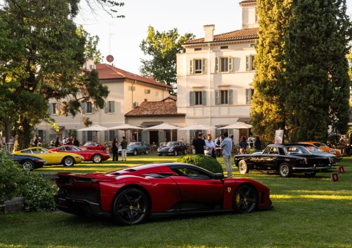 Cavallino Classic Modena omaggia le origini del Drake: show con 40 Ferrari a Casa Maria Luigia