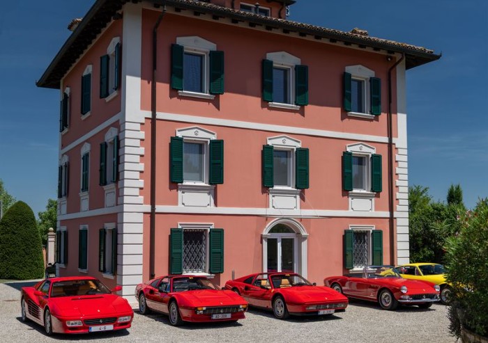 Cavallino Classic Modena omaggia le origini del Drake: show con 40 Ferrari a Casa Maria Luigia