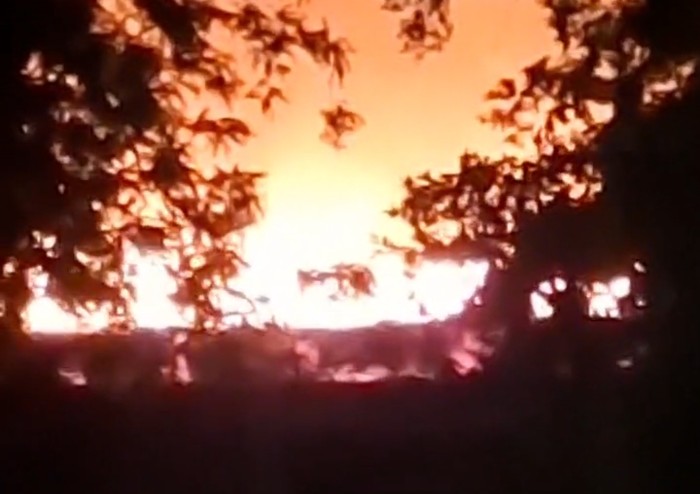Fuochi d'artificio di fianco al carcere, campo a fuoco, case a rischio