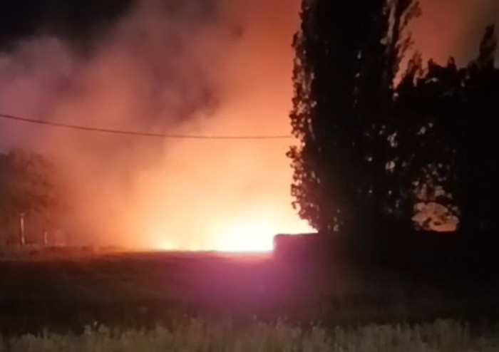 Fuochi d'artificio di fianco al carcere, campo a fuoco, case a rischio