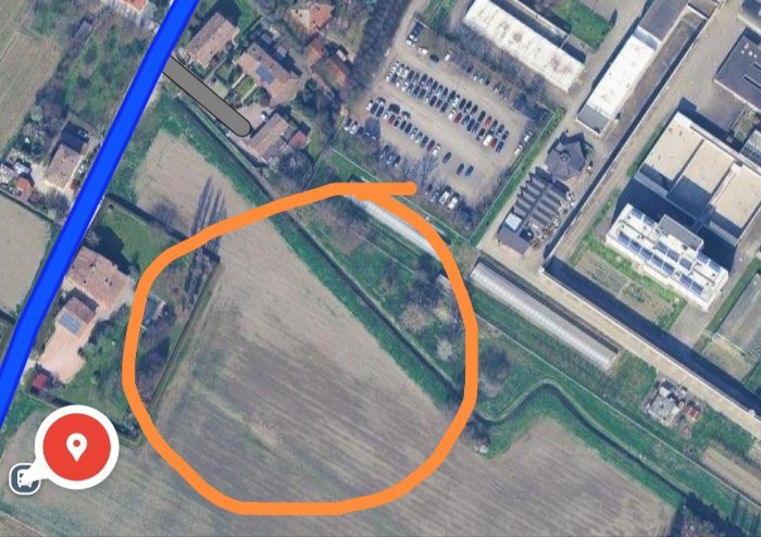 Fuochi d'artificio di fianco al carcere, campo a fuoco, case a rischio