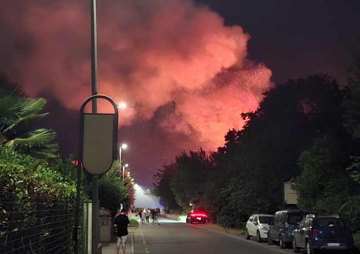 Fuochi d'artificio di fianco al carcere, campo a fuoco, case a rischio