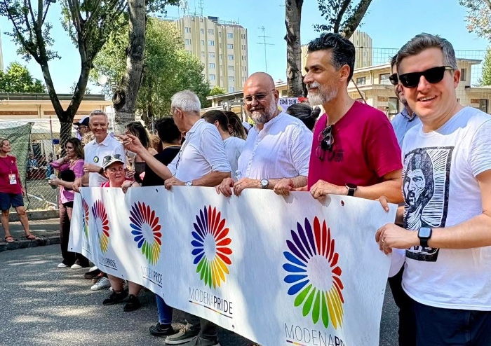Modena gay pride, in migliaia per le vie del centro: Mezzetti e Muzzarelli si alternano alla guida