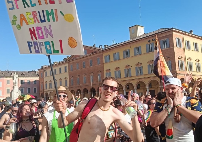 Modena gay pride, in migliaia per le vie del centro: Mezzetti e Muzzarelli si alternano alla guida