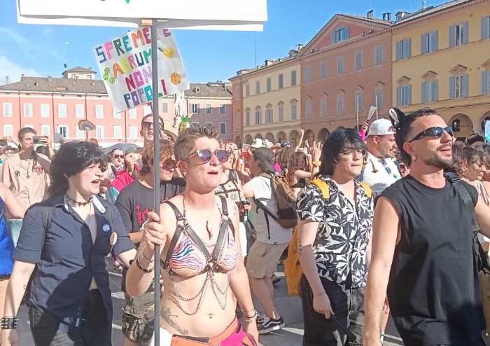 Modena gay pride, in migliaia per le vie del centro: Mezzetti e Muzzarelli si alternano alla guida