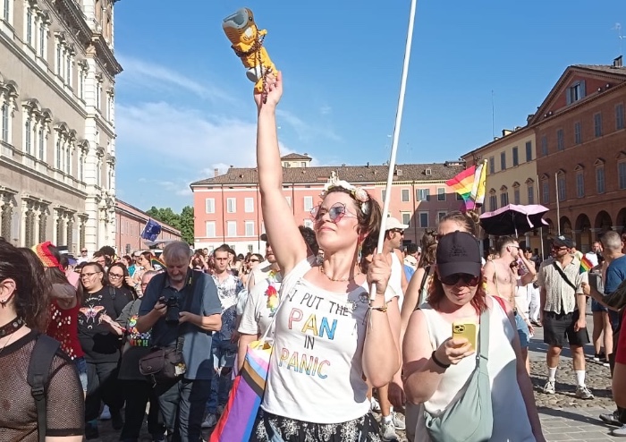 Modena gay pride, in migliaia per le vie del centro: Mezzetti e Muzzarelli si alternano alla guida
