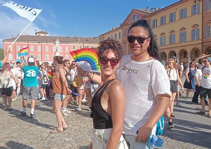 Modena gay pride, in migliaia per le vie del centro: Mezzetti e Muzzarelli si alternano alla guida