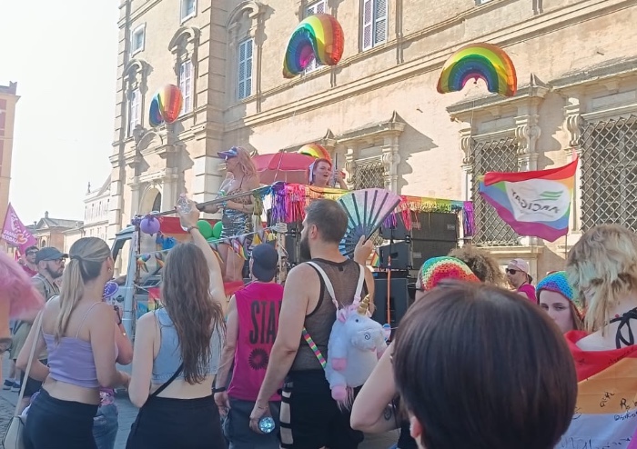 Modena gay pride, in migliaia per le vie del centro: Mezzetti e Muzzarelli si alternano alla guida