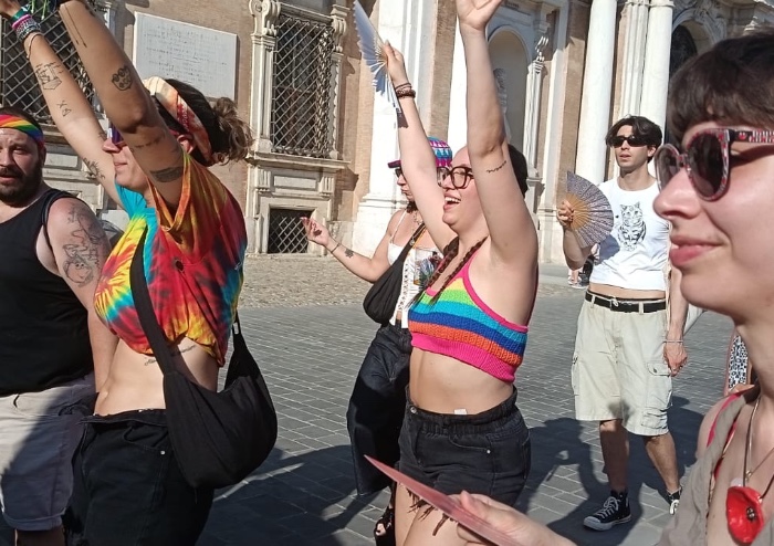 Modena gay pride, in migliaia per le vie del centro: Mezzetti e Muzzarelli si alternano alla guida