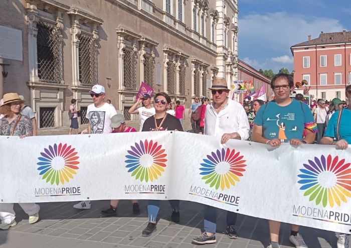 Modena gay pride, in migliaia per le vie del centro: Mezzetti e Muzzarelli si alternano alla guida
