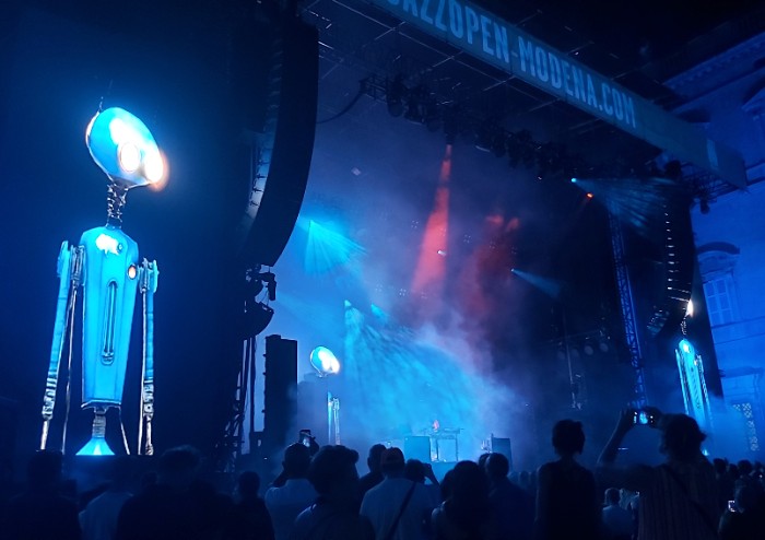 Jarre suona ancora il futuro, show immersivo per il gran finale del Jazz Open Modena