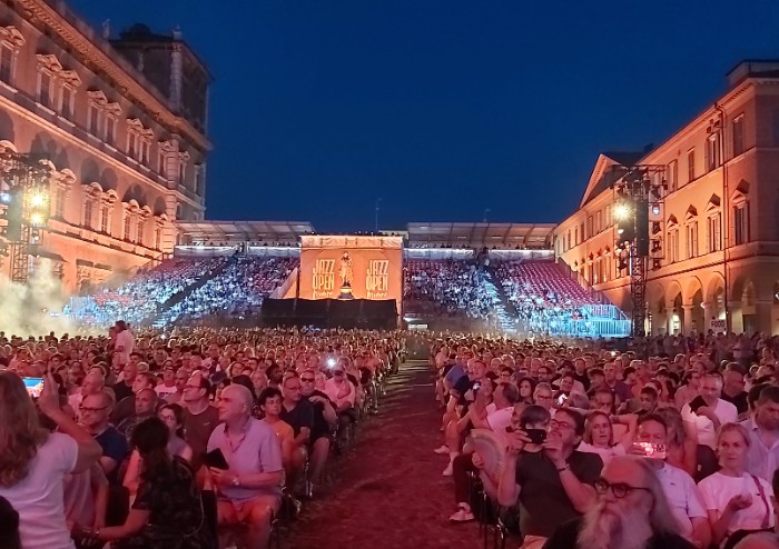 Jarre suona ancora il futuro, show immersivo per il gran finale del Jazz Open Modena