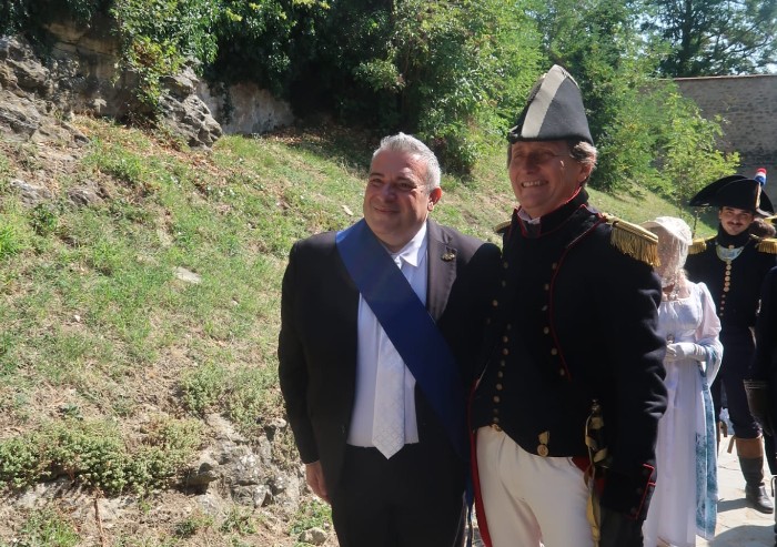 Pavullo, a Montecuccolo oggi il presidente della Provincia ha incontrato... Napoleone