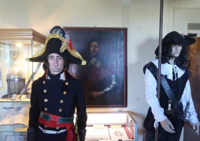 Pavullo, a Montecuccolo oggi il presidente della Provincia ha incontrato... Napoleone