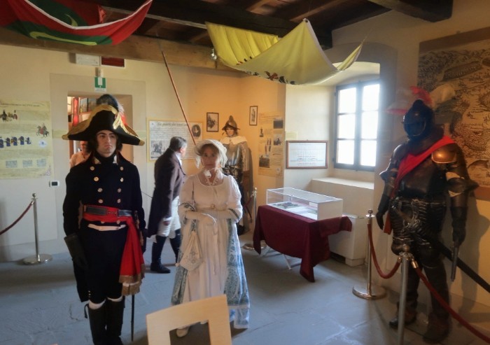 Pavullo, a Montecuccolo oggi il presidente della Provincia ha incontrato... Napoleone