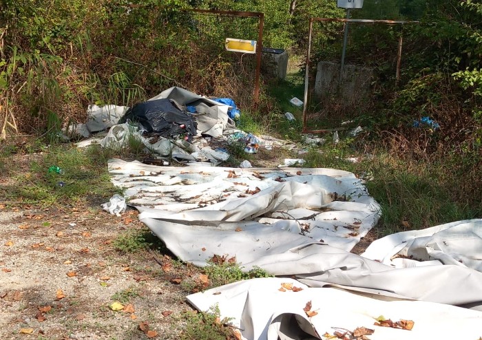 Modena, l'area dell'ex cava di San Damaso trasformata in discarica a cielo aperto