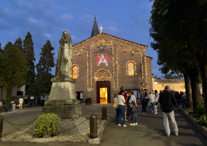 Albareto in festa, la sagra fa il pieno: tavoli affollati e tanti giovani tra i volontari