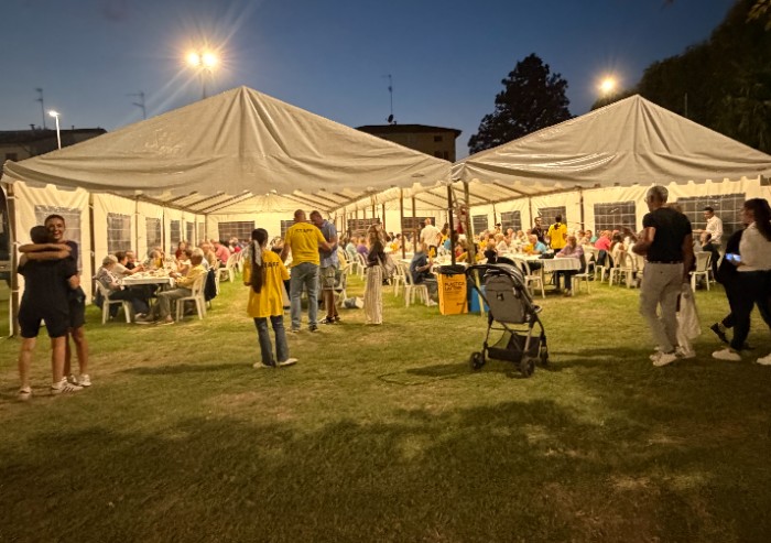Albareto in festa, la sagra fa il pieno: tavoli affollati e tanti giovani tra i volontari
