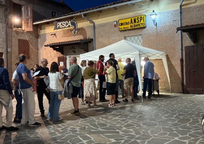Albareto in festa, la sagra fa il pieno: tavoli affollati e tanti giovani tra i volontari