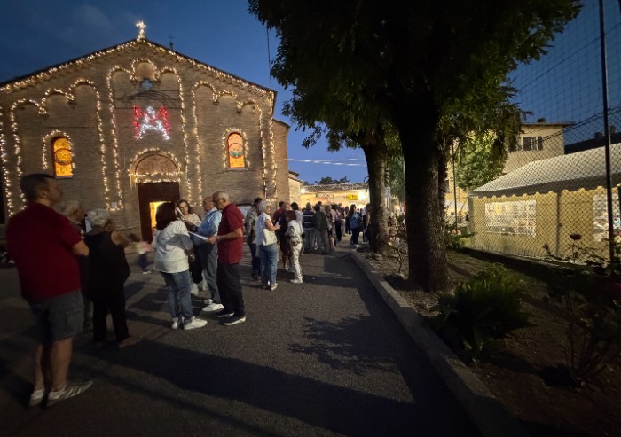 Albareto in festa, la sagra fa il pieno: tavoli affollati e tanti giovani tra i volontari