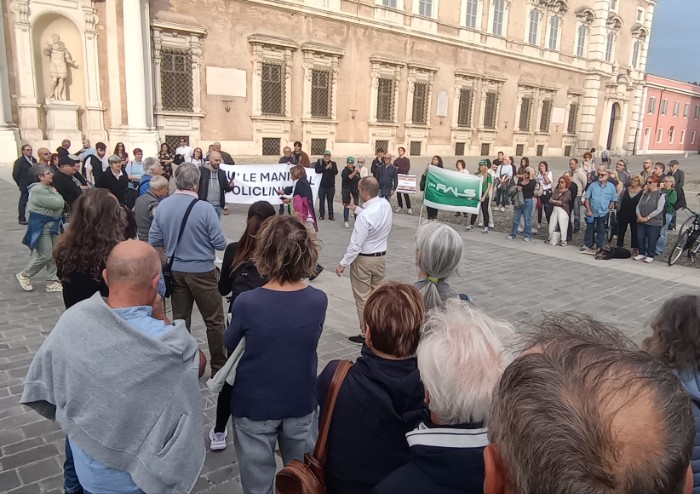 Cittadini in corteo per il Policlinico: 'No allo smantellamento, Mezzetti parli con i cittadini'