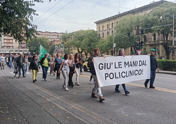 Cittadini in corteo per il Policlinico: 'No allo smantellamento, Mezzetti parli con i cittadini'