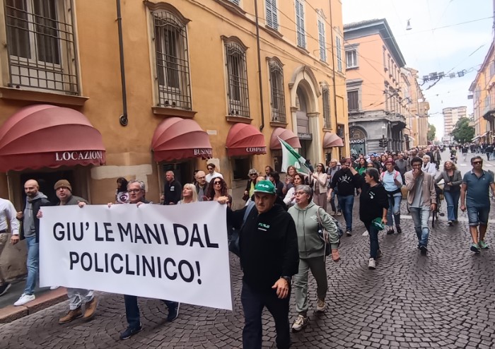 Cittadini in corteo per il Policlinico: 'No allo smantellamento, Mezzetti parli con i cittadini'