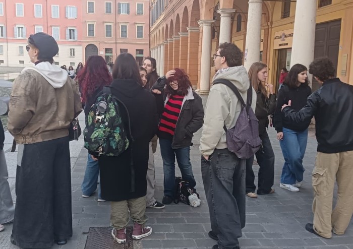 Manifestazioni e cortei di giovani in tutta Italia, ma a Modena la piazza è deserta